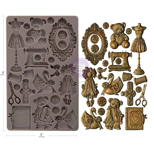 Foremka silikonowa do odlewów Re·Design Prima Buttons & Keepsakes, wymiary 20x13 cm. Motywy: maszyna do szycia, guziki, nożyczki, szpulki, ramka, misie, lalka i łabędzie z kokardą. Do żywicy, glinki i mas papierowych. Atest spożywczy. Kod: 982430.