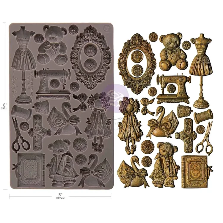 Foremka silikonowa do odlewów Re·Design Prima Buttons & Keepsakes, wymiary 20x13 cm. Motywy: maszyna do szycia, guziki, nożyczki, szpulki, ramka, misie, lalka i łabędzie z kokardą. Do żywicy, glinki i mas papierowych. Atest spożywczy. Kod: 982430.