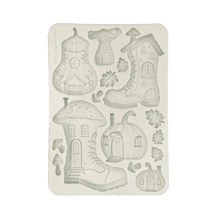 Foremka silikonowa marki Stamperia, format A5. Zawiera motyw 4 bajkowych domków w kształcie butów lub dyń. Idealna do decoupage i projektów DIY. Kod producenta KACMA586.