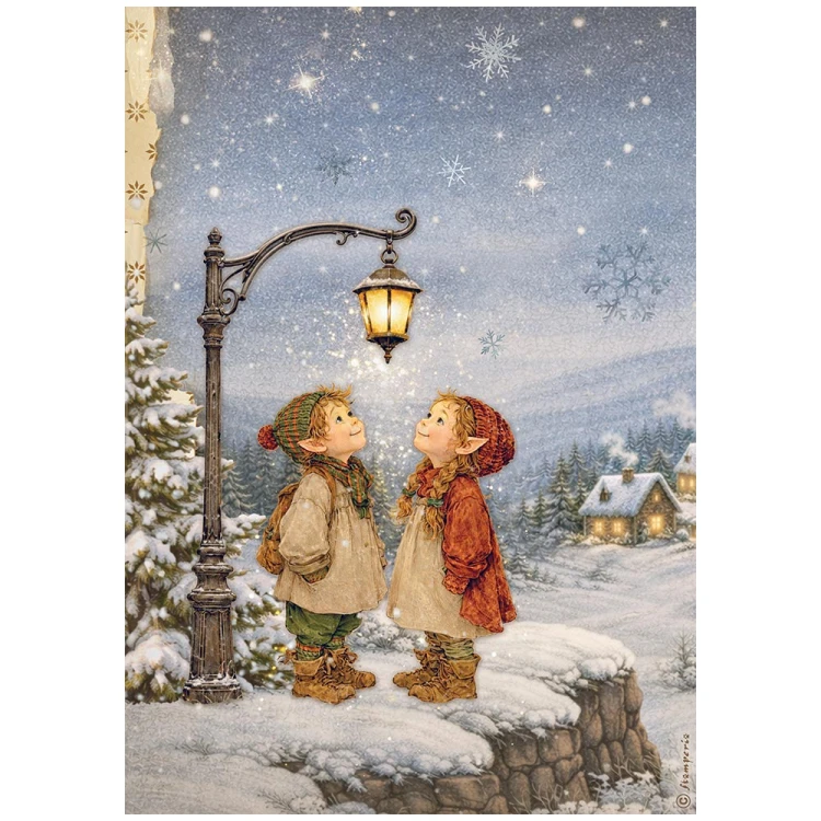 Papier ryżowy Stamperia Silent Night. Motyw -  dwoje dzieci stojących pod latarnią, zimowa sceneria. Format A4, kod produktu DFSA41138. Idealny do techniki decoupage oraz projektów mixmedia, handmade i DIY.