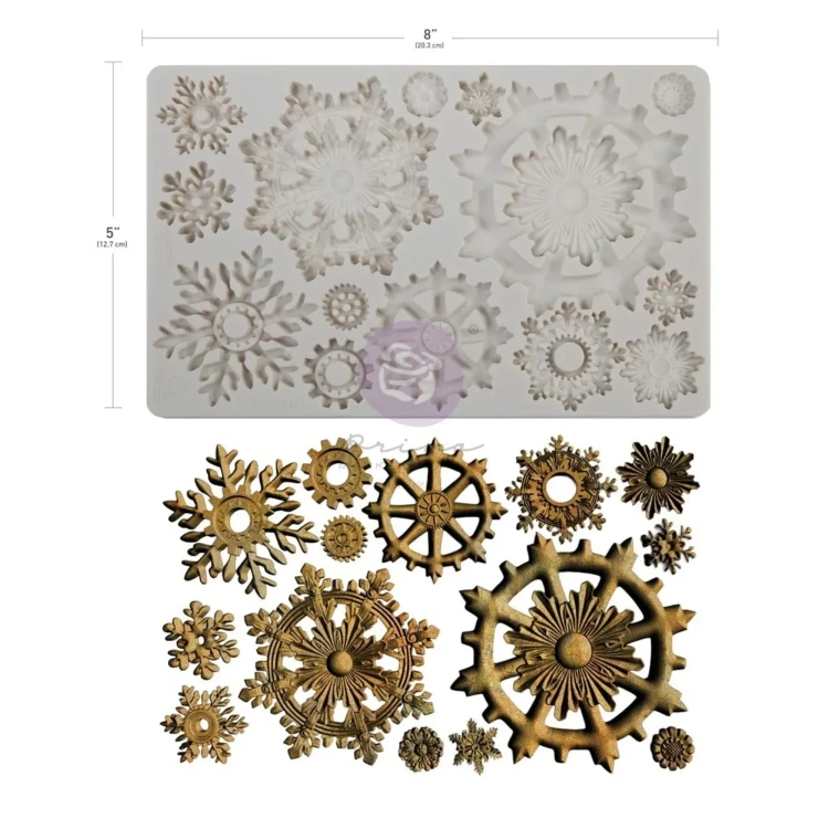 Foremka silikonowa do odlewów Prima Finnabair Frosty Gears. Wymiary 20x13cm. Motyw łączący dekoracyjne płatki śniegu z motywem kół zębatych. Idealna do odlewów z żywicy, glinki, masy. Posiada atest spożywczy. Kod produktu 951566.