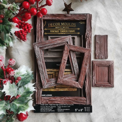 Foremka silikonowa do odlewów Prima Vintage Timber Christmas. Wymiary 20x13cm. Motywy: drewniane ramki, deski z wyraźnie zaznaczoną strukturą słojów, spękań oraz naturalnych sęków. Posiada atest spożywczy. Kod produktu 685928