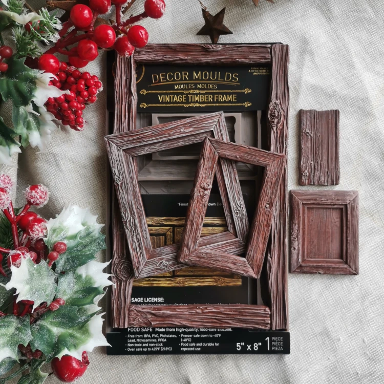 Foremka silikonowa do odlewów Prima Vintage Timber Christmas. Wymiary 20x13cm. Motywy: drewniane ramki, deski z wyraźnie zaznaczoną strukturą słojów, spękań oraz naturalnych sęków. Posiada atest spożywczy. Kod produktu 685928