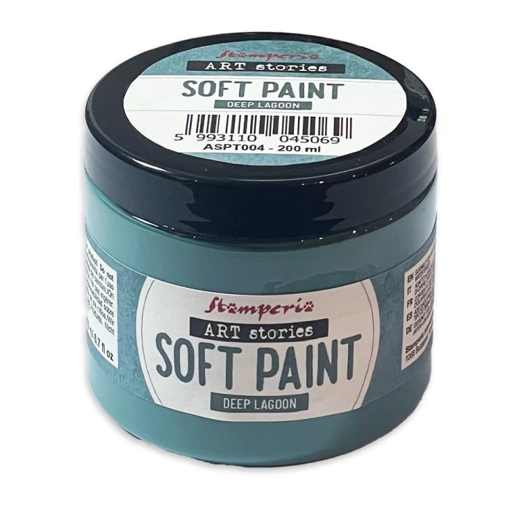 Farba kredowa Soft Paint marki Stamperia z serii Art Stories. Pojemność 200 ml, kolor Deep Lagoon. Matowa, mocno kryjąca, miękki efekt w dotyku. Sprawdzi się technikach mixedmedia, decoupage, DIY i zdobieniu mebli. kod produktu  ASPT004