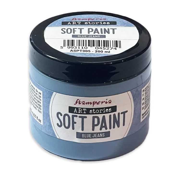 Farba kredowa Soft Paint marki Stamperia z serii Art Stories. Pojemność 200 ml, kolor Blue Jeans. Matowa, mocno kryjąca, miękki efekt w dotyku. Sprawdzi się technikach mixedmedia, decoupage, DIY i zdobieniu mebli. kod produktu  ASPT005